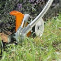 Krawędziarka wykonywanie krawędzi trawnika FCB-KM do STIHL KombiSystem.jpg