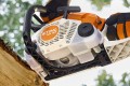 Pilarka spalinowa STIHL MS 162 podczas pracy.jpg