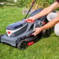 114172-battery-lawnmower-43-6-li-comfor-set-webshop-mood-02.jpg